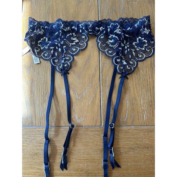 Victoria's Secret Womens Dream Angels Ensign Silver Shimmer Garter New XS/S - Picture 1 of 5